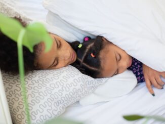 Rest Well Bundle: Mutter und Tochter schlafen friedlich zusammen im Bett