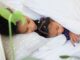 Rest Well Bundle: Mutter und Tochter schlafen friedlich zusammen im Bett