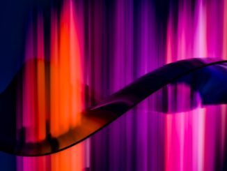 Abstrakte Wellengrafik zum Thema Frequenztherapie und Mythen