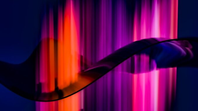 Abstrakte Wellengrafik zum Thema Frequenztherapie und Mythen